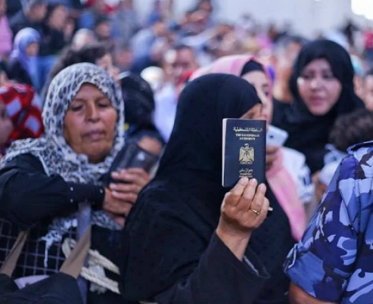 تعبيرية-معاناة معبر رفح