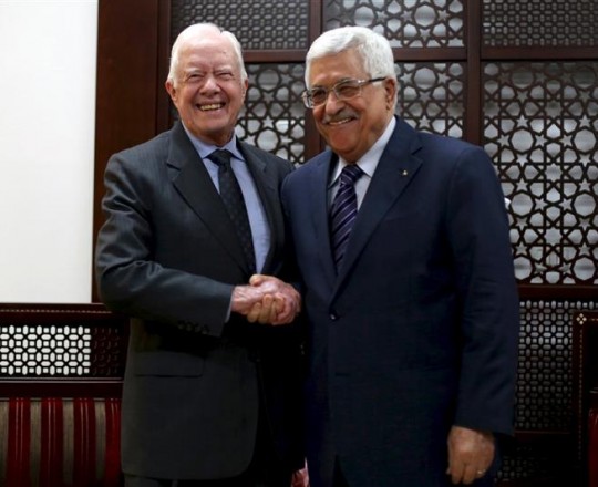 كارتر مع الرئيس عباس