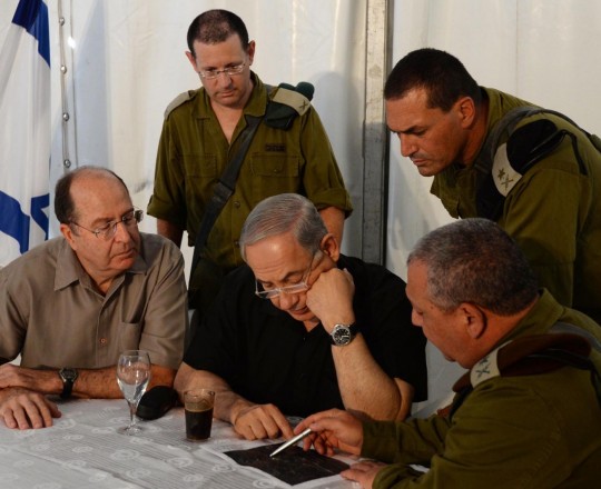 ارشيفية نتانياهو مع قيادة جيشه