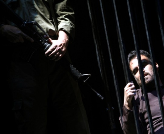 تعبيرية- معاناة الاسرى داخل سجون الاحتلال