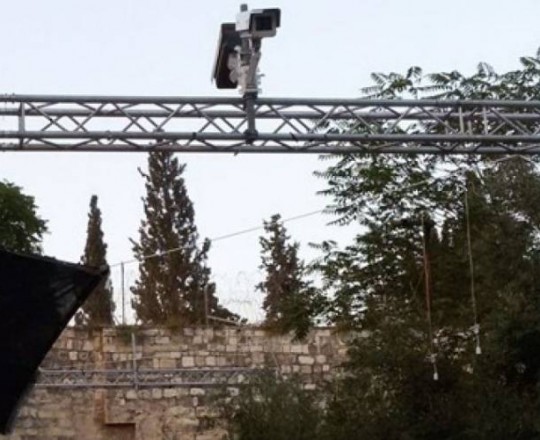 جسر من كاميرات المراقبة عند أحد أبواب الأقصى - يوليو 2017