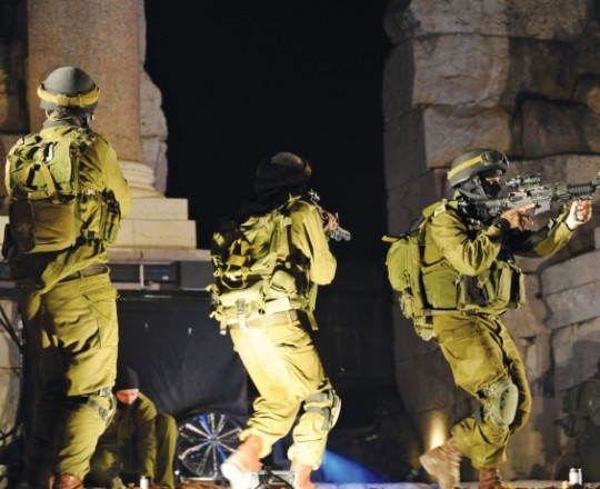 جيش الاحتلال يفتش منزلاً جنوب غرب الخليل