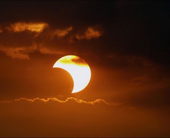 كسوف جزئي ظهر الجمعة في سماء فلسطين