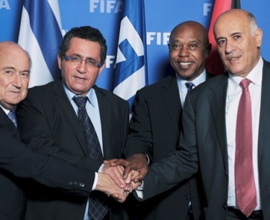 رئيس الاتحاد الوطني الفلسطيني لكرة القدم جبريل الرجوب ونطيره 