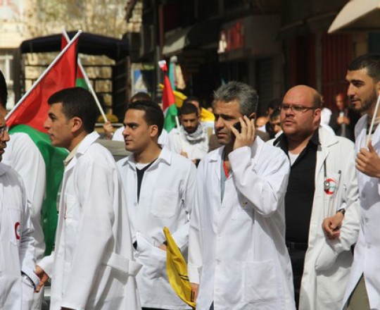 الأطباء الفلسطينيين في إحدى الوقفات الاعتصامية