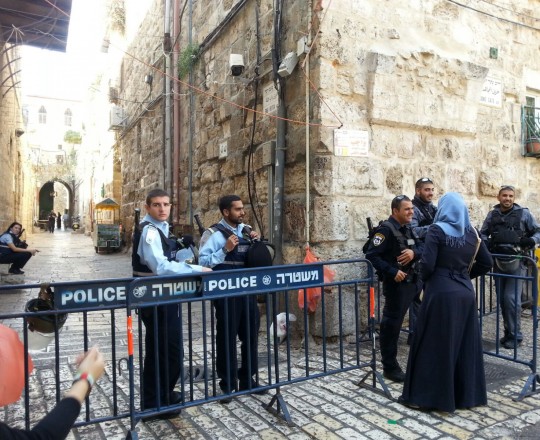 الاحتلال يمنع النساء كافة، والرجال دون سن الـ50 من دخول الأقصى