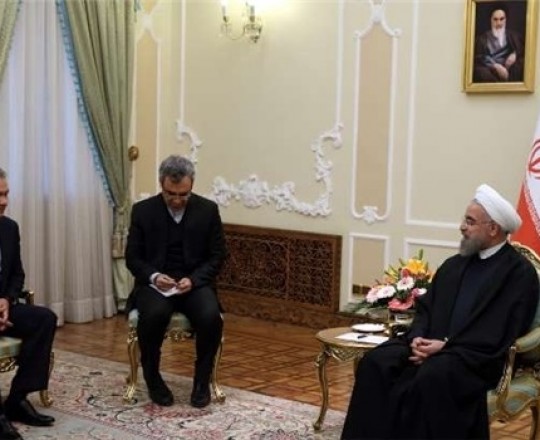 وزير الدفاع الروسي سيرغي شويغو والرئيس الإيراني حسن روحاني