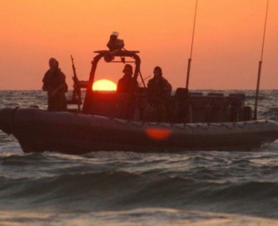 زوارق الاحتلال تستهدف الصيادين