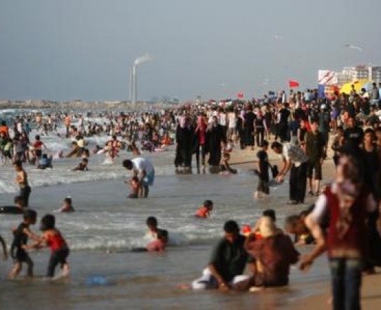 تزدحم شواطئ قطاع غزة بالمصطافين خلال يوميّ الخميس والجمعة بشكل خاص هرباً من انقطاع الكهرباء وهموم الحياة الأخرى في القطاع