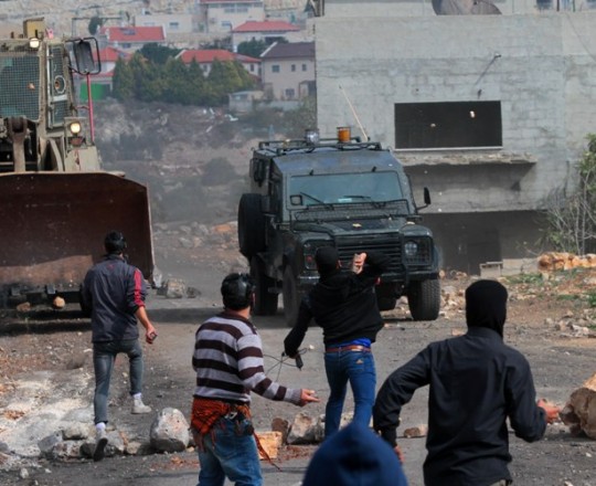 أرشيف: شبان فلسطينيون يتصدّون لقوات الاحتلال و جرافاته