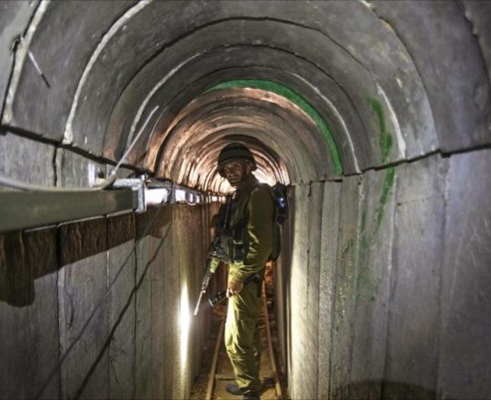 أرشيفية - أحد جنود الاحتلال في نفق قديم للمقاومة الفلسطينية