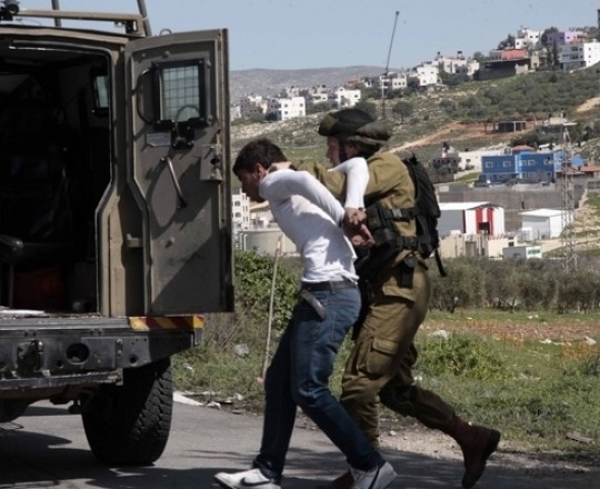 جندي صهيوني يعتقل فلسطينياً - الضفة المحتلة- ارشيف