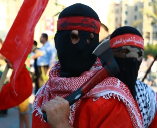 ملثّمان في مسيرة الأحد1-11 للجبهة الشعبية.. والتي أكّدت على ضرورة تصعيد الانتفاضة