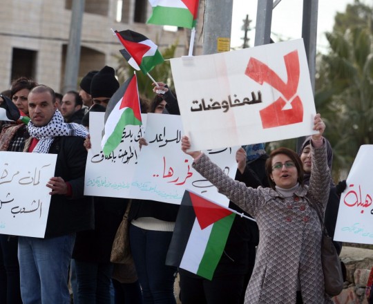 أرشيفية: مواطنون يحتجون على المفاوضات الفلسطينية مع دولة الاحتلال 