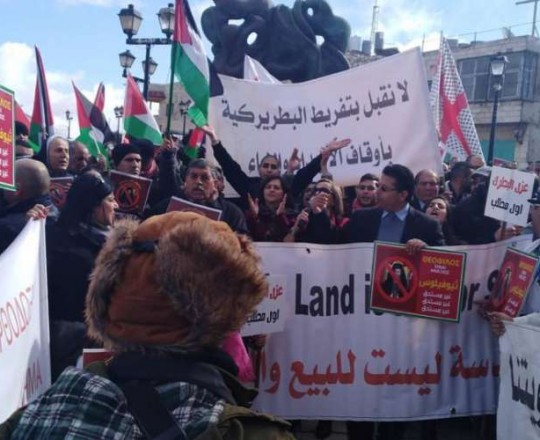 جانب من الوقفة الاحتجاجية أمس في بيت لحم ضدّ زيارة وممارسات ثيوفيلوس