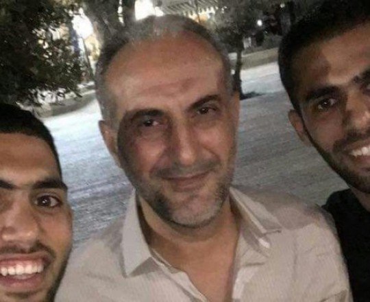 الأسير أبو ربيع بعد تحرره - (وسط الصورة) 