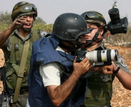 ارشيفية - جنود الاحتلال يعتدون على الطواقم الصحفية بالضفة المحتلة