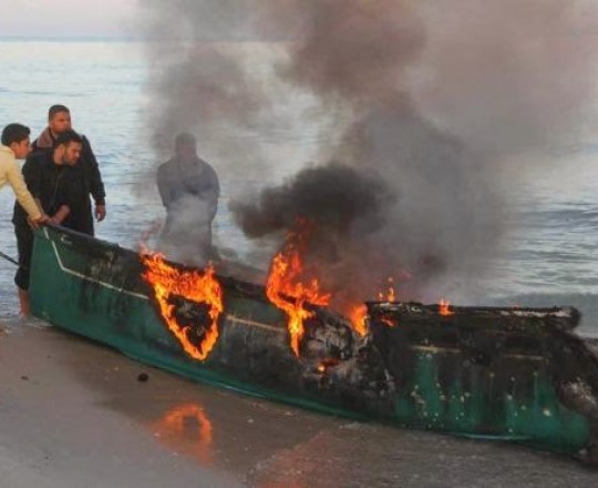 مركب فلسطيني نعرض لقصف 