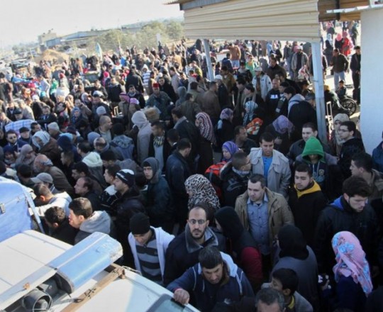 تجمع المسافرين في معبر رفح البري