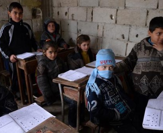 تُدمر الحرب أعداد هائلة من المدارس، وتحول دون تمكّن الأطفال من تلقي التعليم، كما يتخوّف الأهل لإرسال أطفالهم