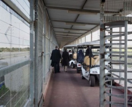 الاحتلال يعتقل مواطناً مريضاً على حاجز بيت حانون