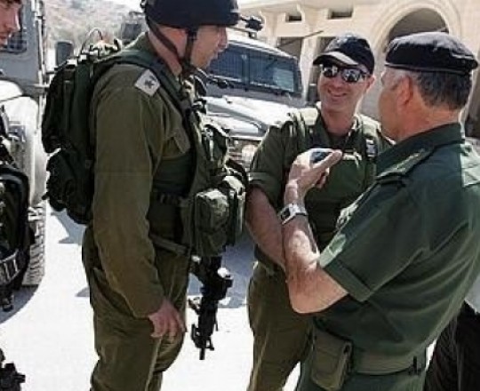 أفراد أجهزة أمنية من السلطة وآخرين من جيش الاحتلال
