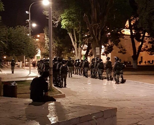 من حصار المعتكفين داخل الأقصى 