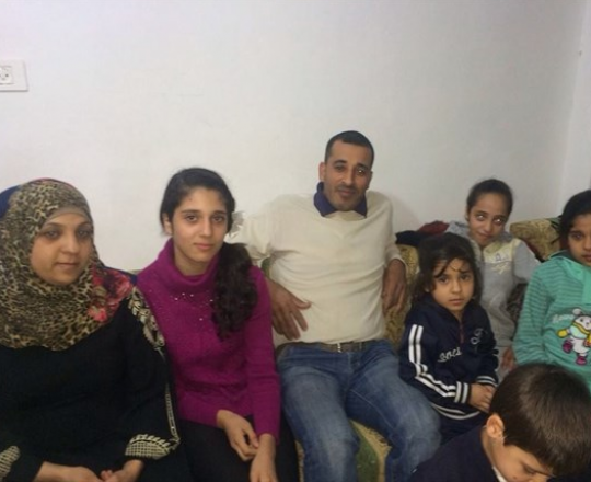 افراد عائلة المواطن جواد أبو ناب