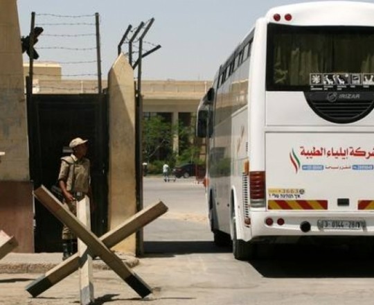 في اليوم الثاني من فتحه.. مغادرة 7 حافلات عبر معبر رفح