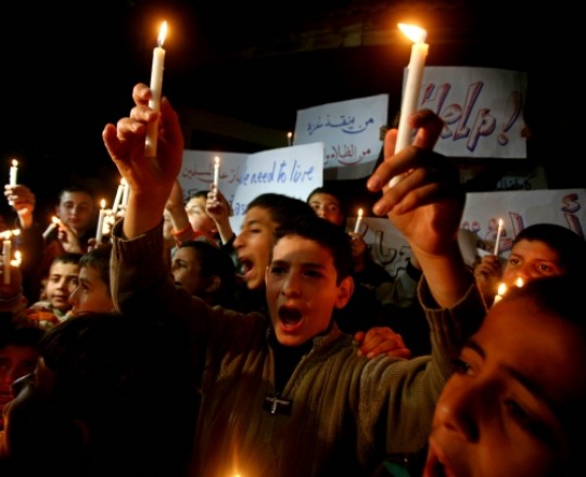 تعبيرية- مئات المواطنين يتظاهرون ضد أزمة الكهرباء وسط قطاع غزة