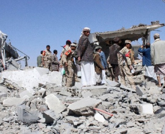 إحدى المنازل المدمرّة نتيجة غارات عاصفة الحزم على المدن اليمنية