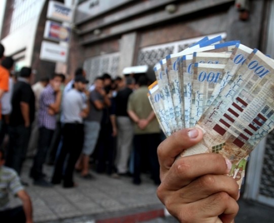 مواطنون يتلقون رواتبهم