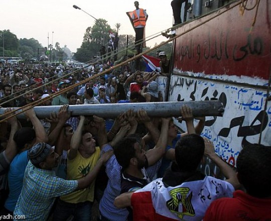 صورة ارشيفية لمحاولة اختراق سفارة الاحتلال بالقاهرة