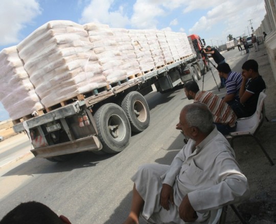 شاحنات الاسمنت في معبر كرم أبو سالم