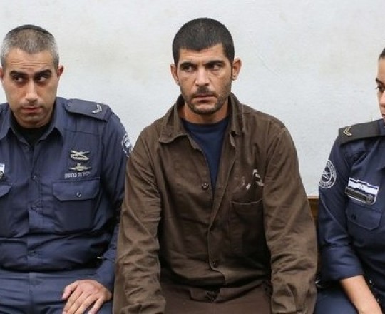 وسط- الفلسطيني رائد خليل