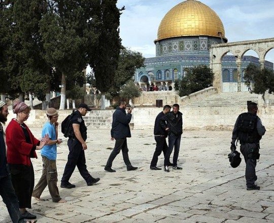مستوطنون يقتحمون الأقصى بحماية من قوات الاحتلال