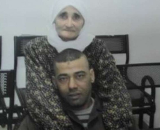 الشهيد حمدونة مع والدته