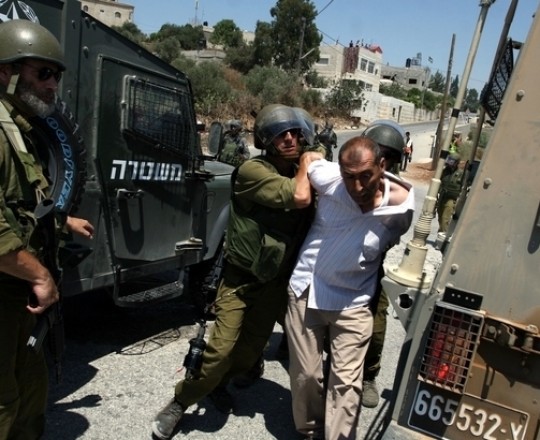 جنود الاحتلال يعتقلون شاباً فلسطينياً