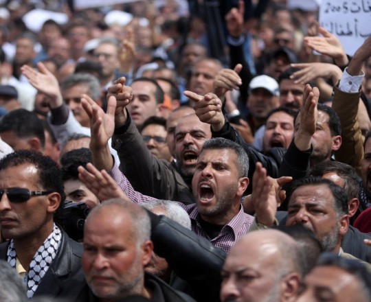من مظاهرة احتجاجية ضد إجراءات الرئيس عباس بحق موظفي السلطة الفلسطينية في غزة