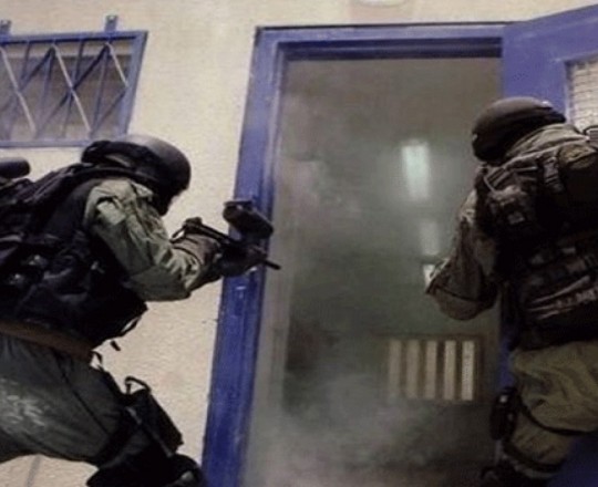 عملية اقتحام وتنكيل بالأسرى