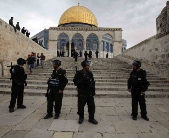 شرطة الاحتلال تقوم بحراسة المستوطنين خلال اقتحامهم لباحات قبّة الصخرة