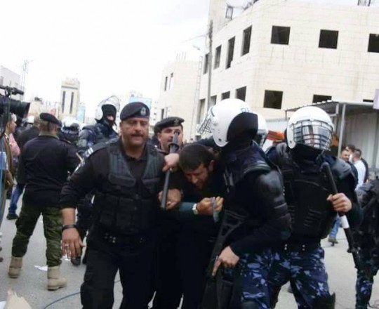 من قمع السلطة للمظاهرات المنددة بمحاكمة الشهيد والأسرى في رام الله، يوم الأحد 