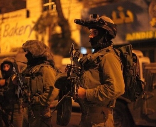 أرشيف: جنود الاحتلال يداهمون بلدات الضفة المحتلة