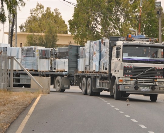 إدخال 700 شاحنة عبر معبر كرم أبو سالم