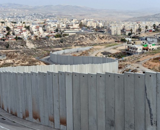 الجدار الفاصل الإسرائيلي العنصري أقيم على أنقاض أراضي المواطنين بالضفة المحتلة