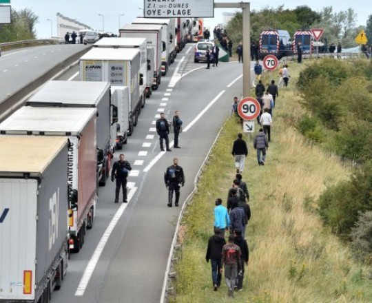 قريبا.. البدء ببناء جدار شمال فرنسا لمنع المهاجرين من الوصول لبريطانيا