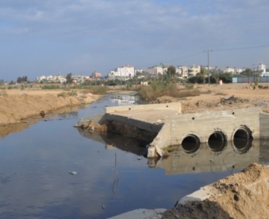 أحواض الصرف الصحي في قطاع غزة خطر داهم بسبب الحصار