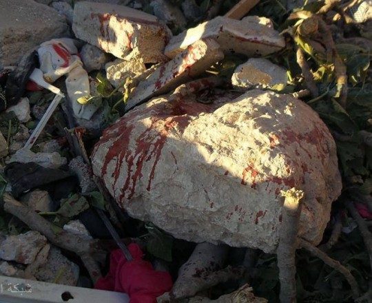 ركام المنزل الذي جرى استهدافه مخضبٌ بدم الشهيد الفقيه