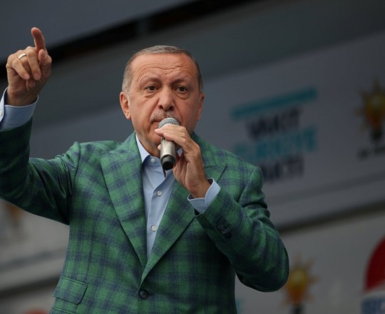 عشية الانتخابات.. أردوغان يتهم حزب الشعب الجمهوري بالضلوع في 