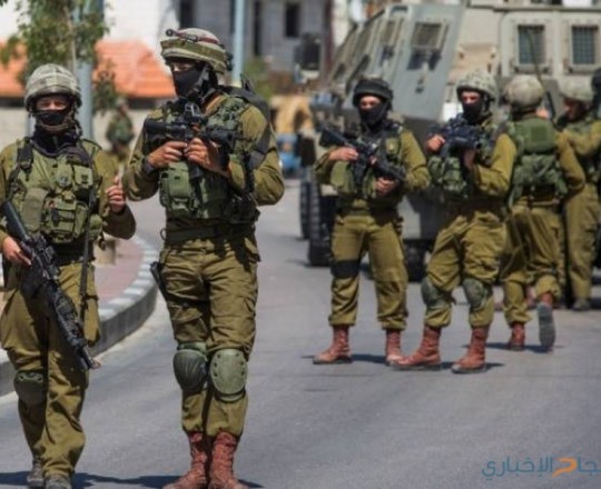 الاحتلالي يغلق مدخل قرية كوبر